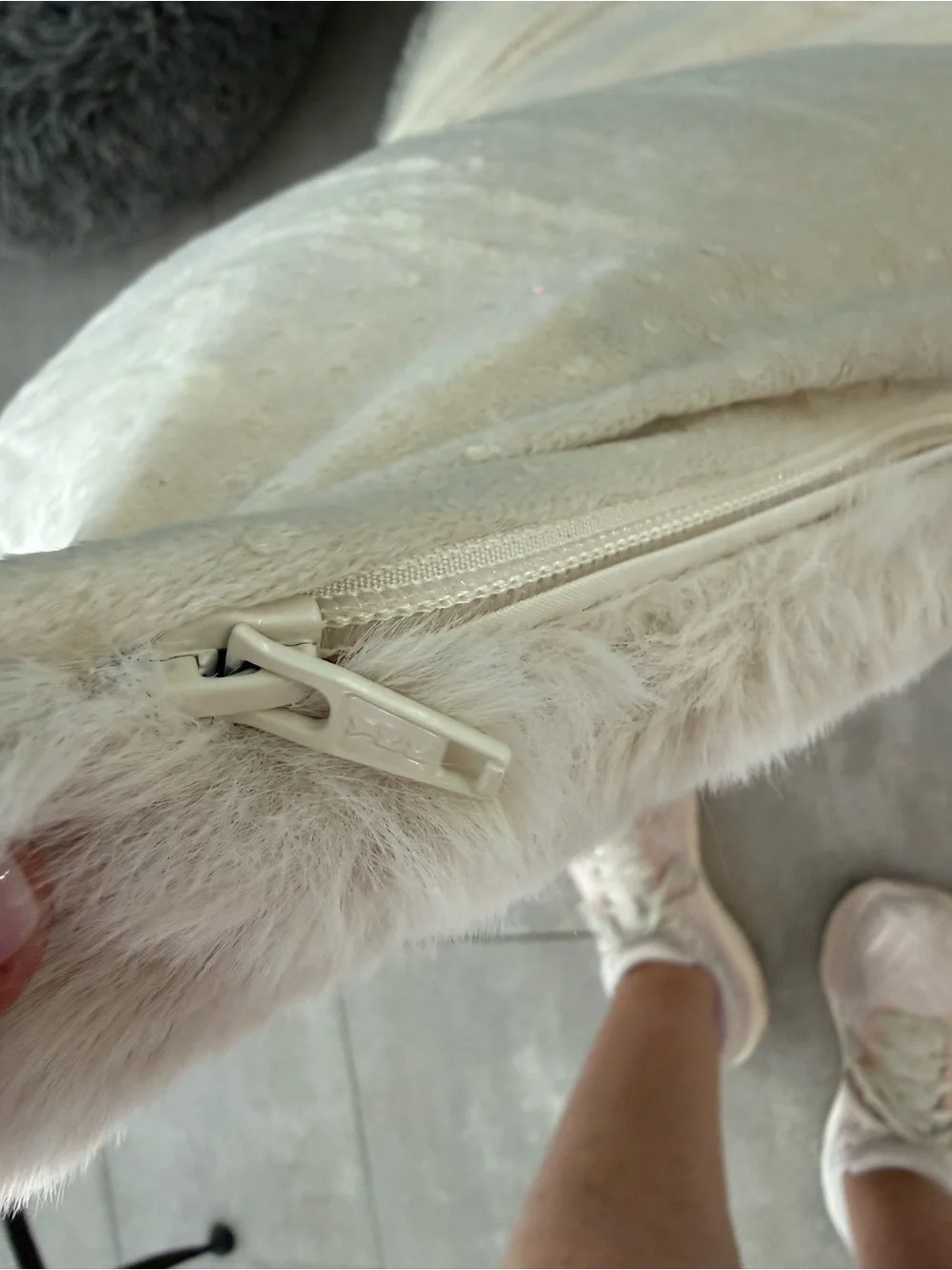 Unhide NEW Floof Pillow Pet Bed $179 MSRP